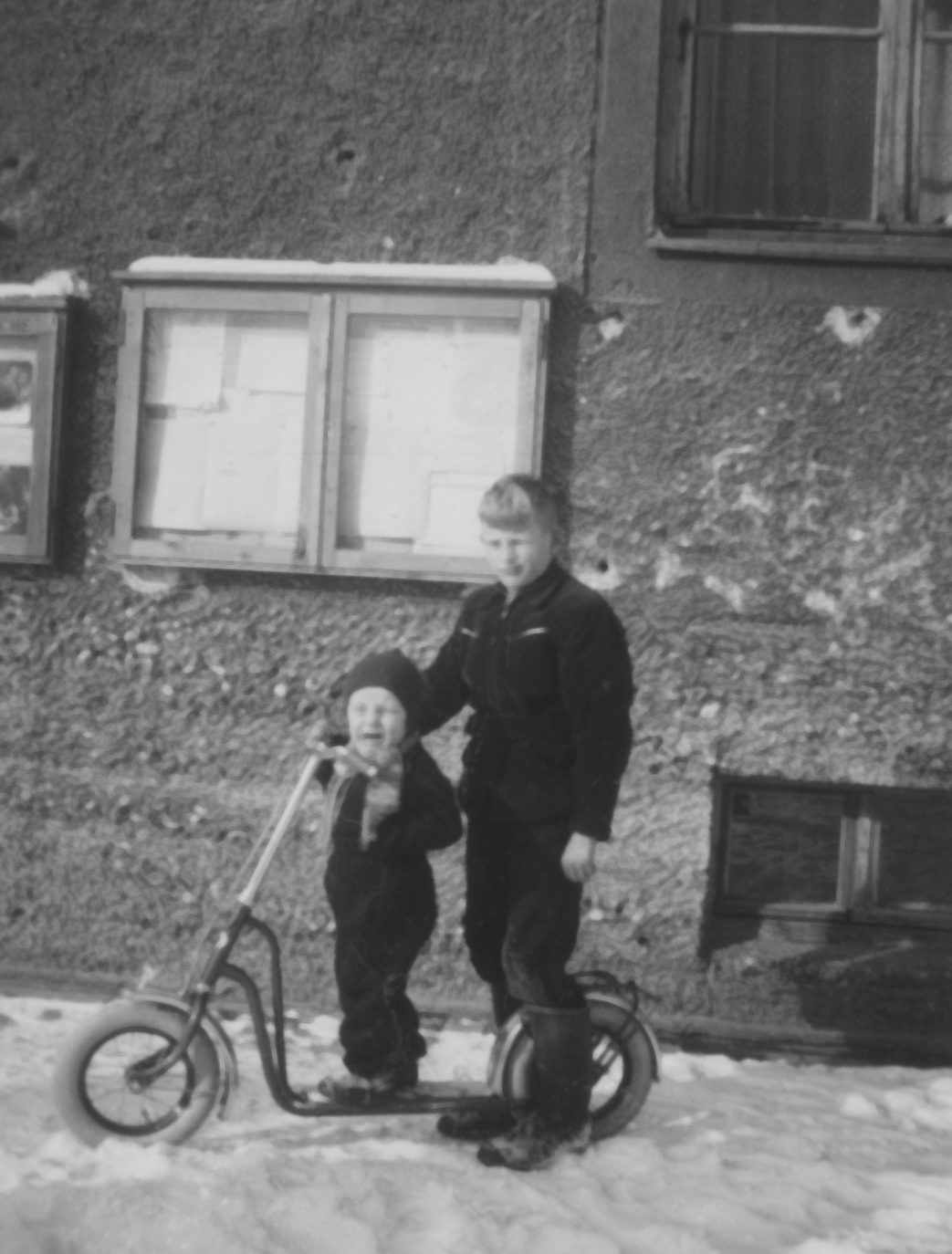 Hans Rose with his brother, Reinhard as a young boy in Traunstein, Germany